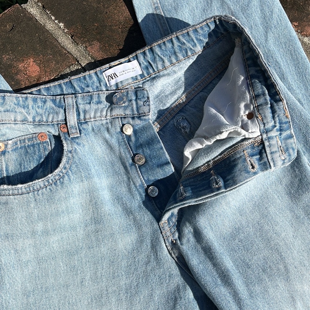 Zara button fly distressed blue Jeans
size 4 - Picture 3 of 7